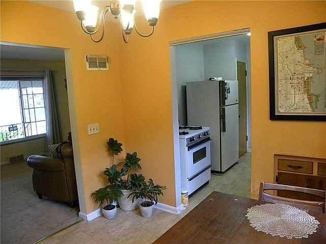 Building Photo - 2843 Castleton Ave