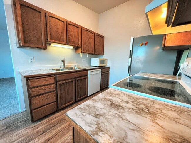 Building Photo - Spacious & Bright Top Floor Condo in East Anchorage, Close to Base + W/D In Unit!