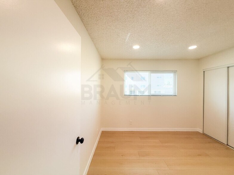 Building Photo - 14801 Delano St