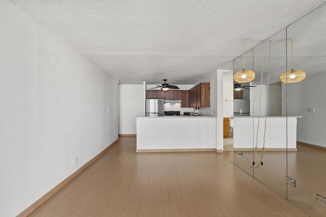 Building Photo - Corner 1BR in Waikiki - Diamond Head Views, All Utilities Included