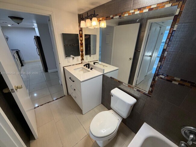 Building Photo - 7601 E Treasure Dr