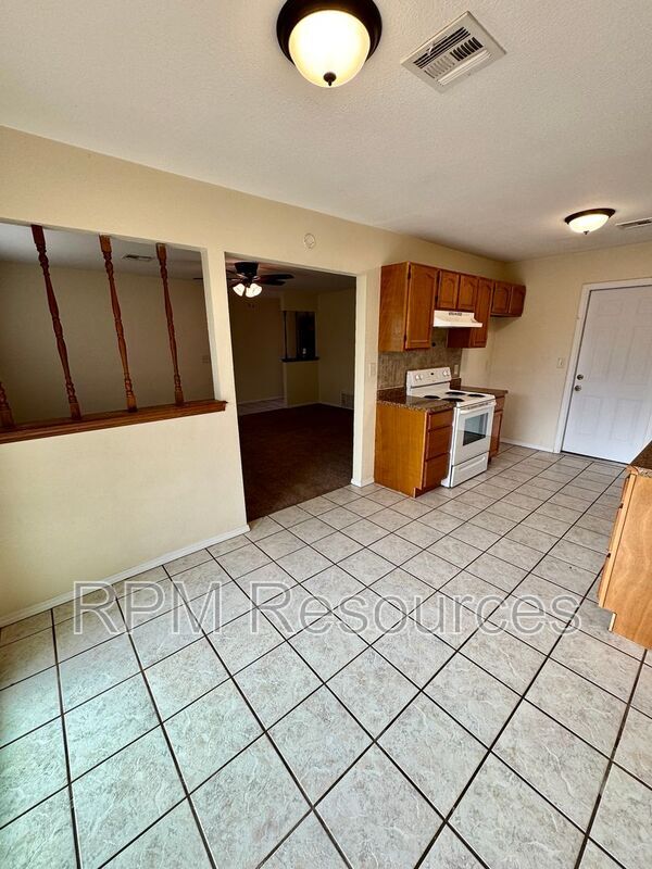 Building Photo - 440 E Carson Ln