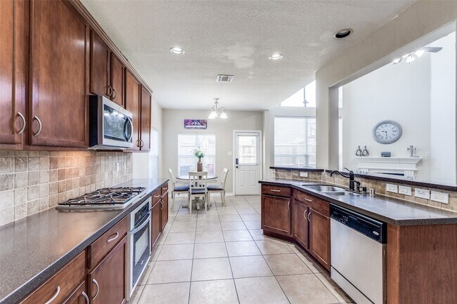 Building Photo - 9412 Fenway Dr