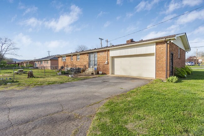 Building Photo - 3811 Crouch Dr