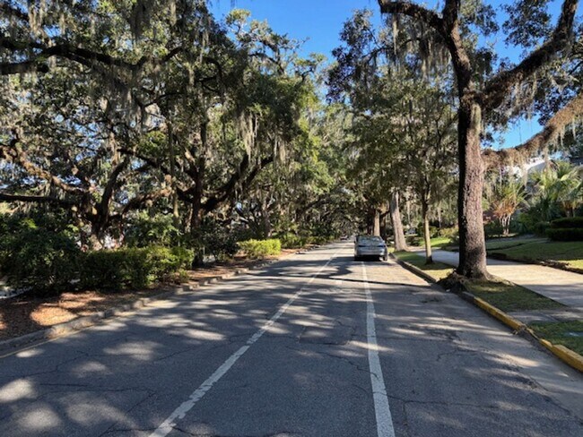 Building Photo - Fully furnished 1 bedroom 1 bath garage ap...