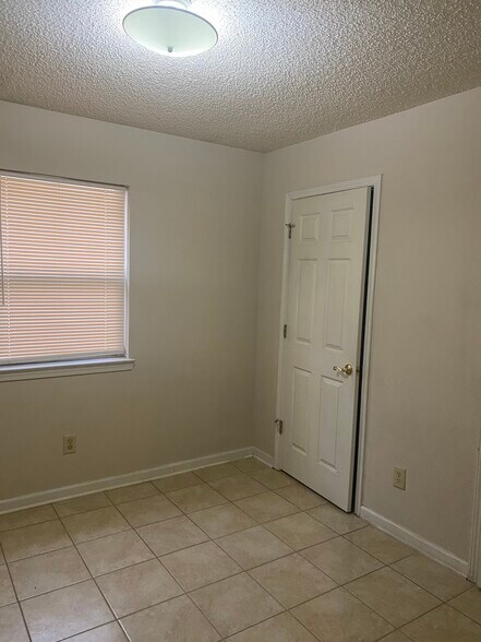 Building Photo - 412 Tina Hely Ct