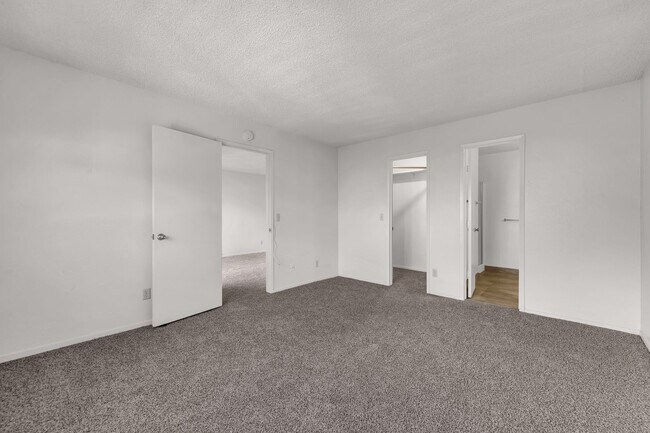 Building Photo - 2bed, 2bath condo with W/D, Balsony and river access