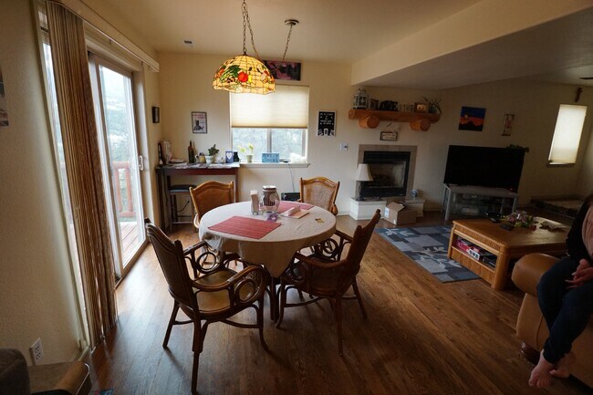 Building Photo - Lovely Townhome in Bailey!