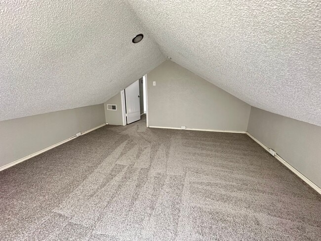Building Photo - Gorgeous 4bd 2ba on Mature Lot in Prime Lo...