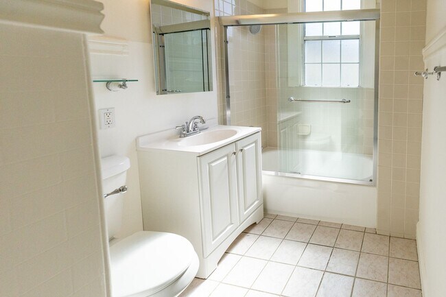 Building Photo - Large updated 2 bedroom, walk to Downtown,...