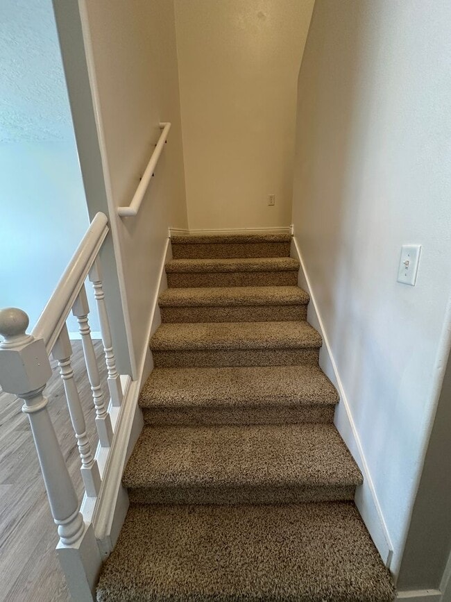 Building Photo - Cute 2 bed 1.5 bath townhome in the Meadows