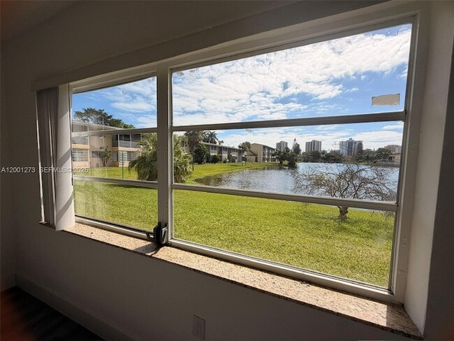 Building Photo - 20111 NE 27th Ct