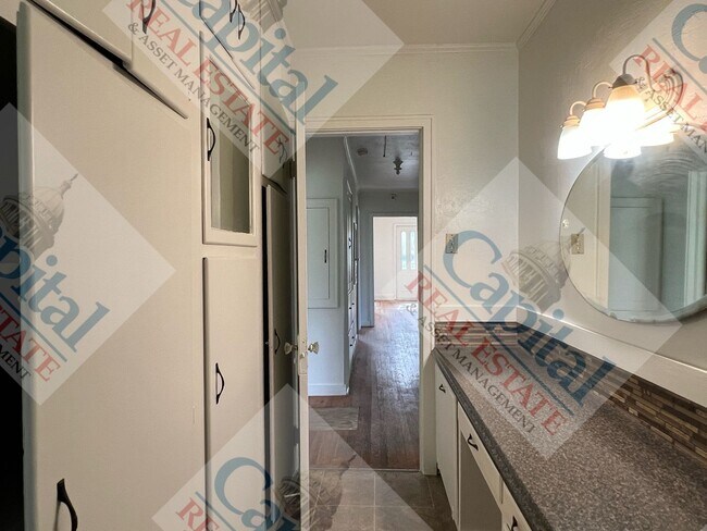 Building Photo - Spacious 3 Bedroom