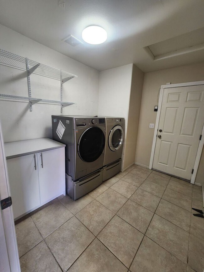 Building Photo - ***$100 off 1st Month Rent*** 3 BEDROOM 2 ...