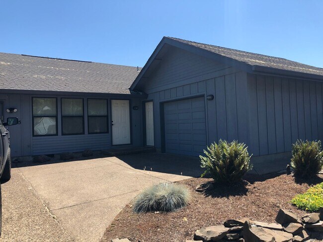 Building Photo - 2-bedroom 2-bathroom duplex with 2 garages in Eugene!