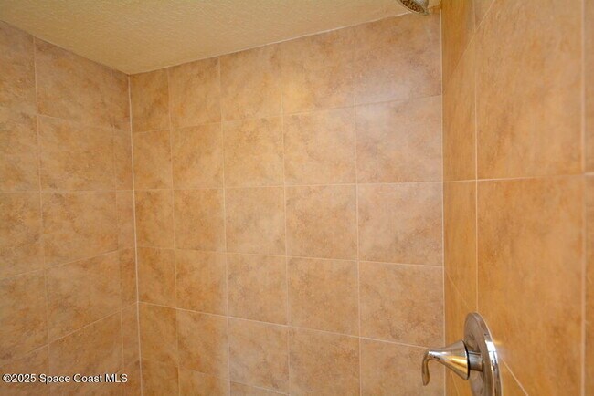 Building Photo - 123 Lancha Cir