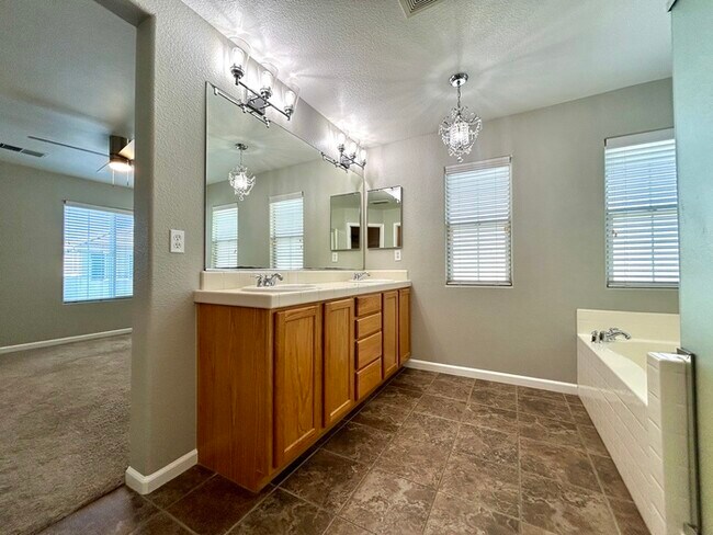 Building Photo - Beautiful 3 Bedroom Located in Roseville Strada Community!