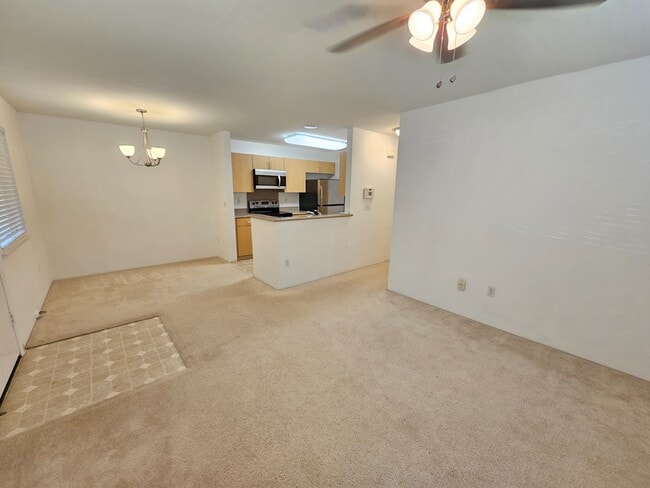 Building Photo - 2 Bed 1 Bath Condo 2 Parking ( Tandem parking right in front )