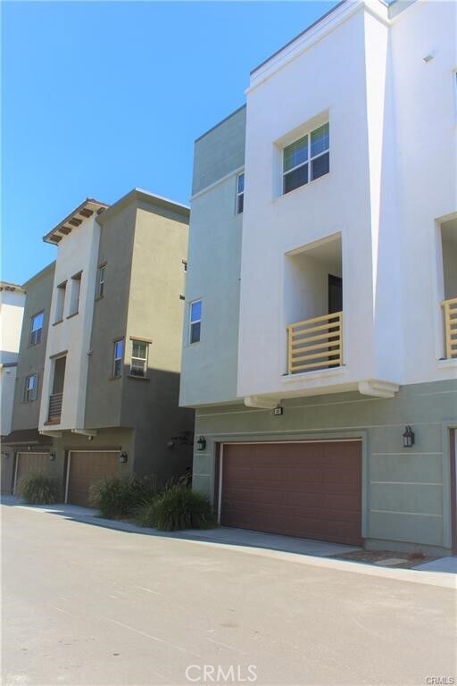 Building Photo - 140 Paramount