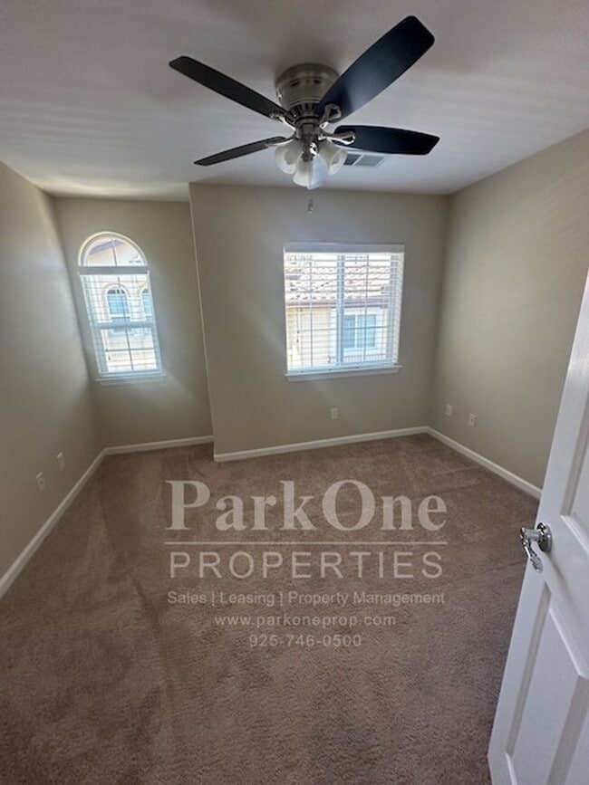 Building Photo - Nicely Updated Townhouse Close to Downtown