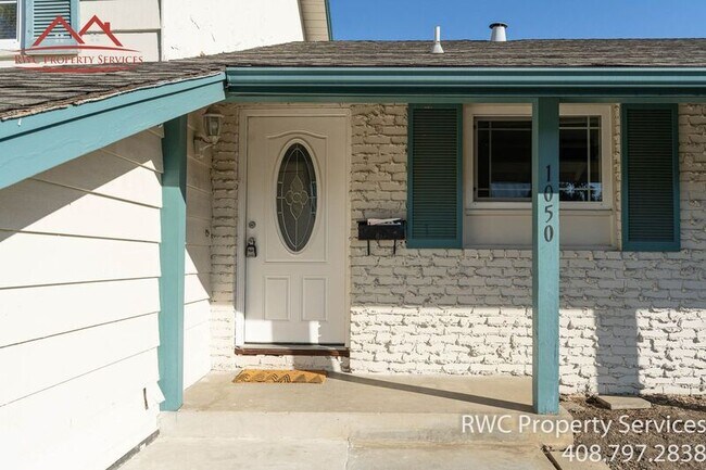 Building Photo - 1050 Oaktree Dr