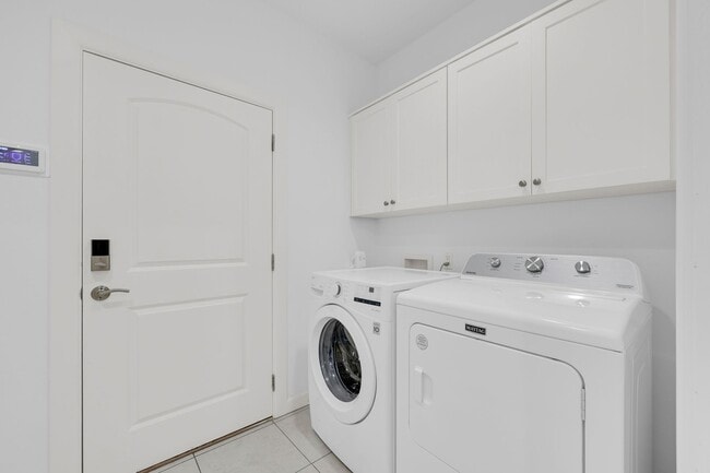 Building Photo - Fully Furnished & Move-In Ready!