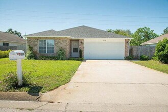 Building Photo - "Coastal Comfort Awaits: Charming 3-Bed, 2...