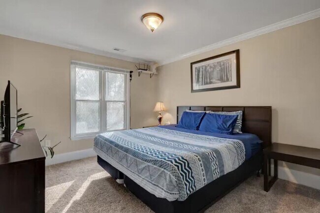 Building Photo - 2201 1/2 Summit Street-SI ID1388443P