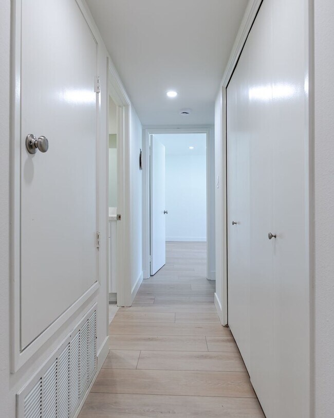 Building Photo - ? Spacious 2 Bed, 2 Bath in Prime Glendale...