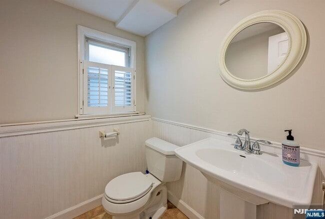 Building Photo - 542 Nagle St