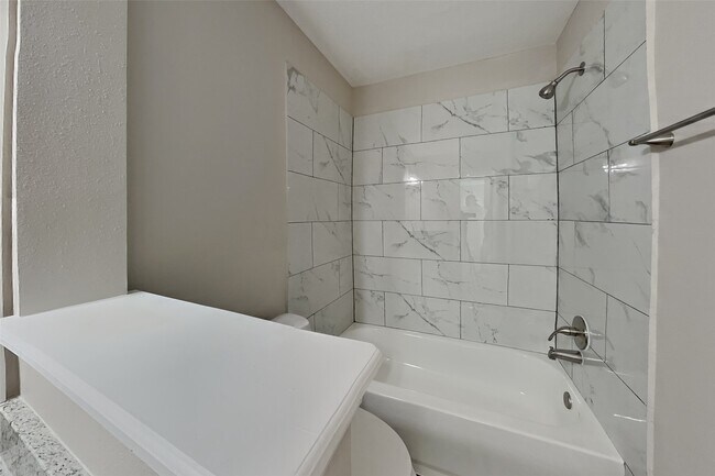 Building Photo - 16015 Juniper Grove Dr