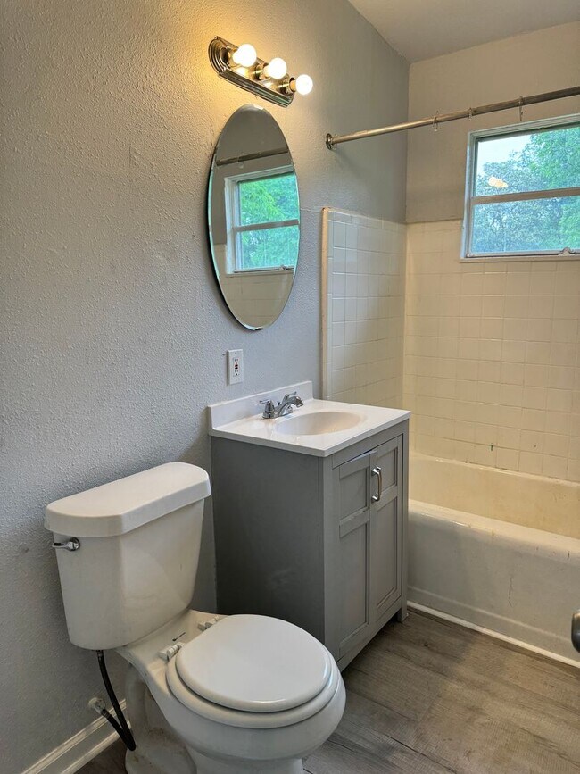 Building Photo - Spacious Open 3 Bedroom Home