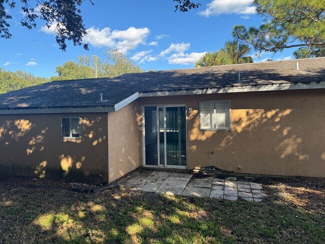 Building Photo - Stylish 2BR Cocoa Rental with Open Layout & Easy Commute