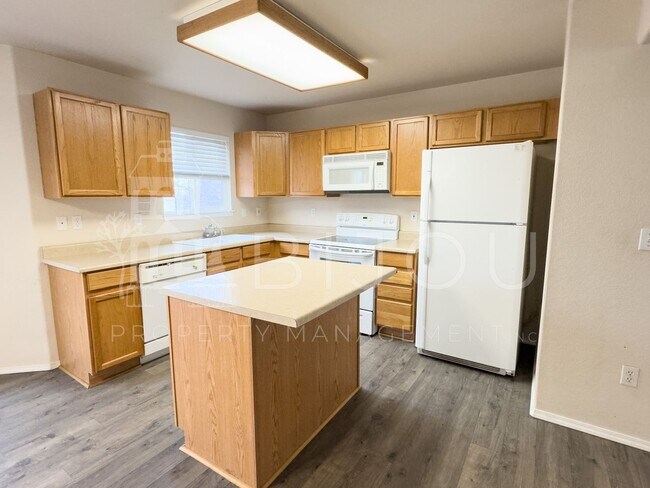 Building Photo - Van Buren Townhome