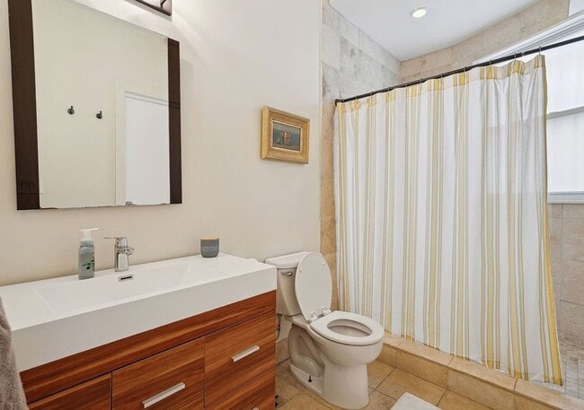 Building Photo - Modern 3BR/3BA Condo with Outdoor Space & ...