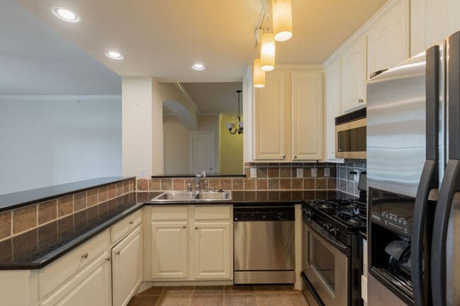 Building Photo - Gorgeous 2/BR 2/BA Single-Family Home in A...