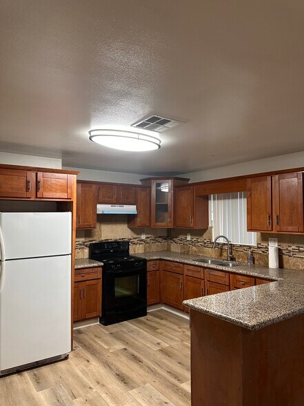 Building Photo - 843 W 76th St