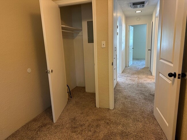 Building Photo - Well maintained home, recent upgrades, cut...