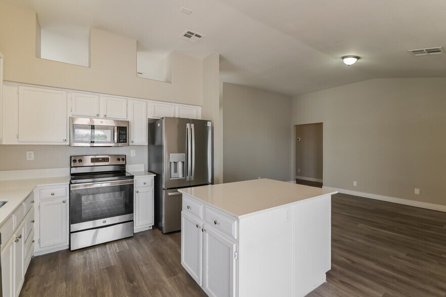 Building Photo - 801 Zinnia Cir