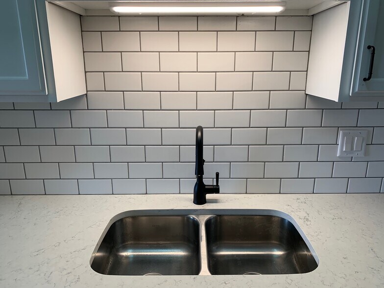 Building Photo - 1321 Lake Dr W