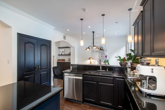 Building Photo - 2 Story, 2 Bed/2.5 Bath, Pool Home Plus Office in Altaloma Heights AVAILABLE NOW!