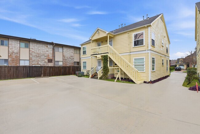 Building Photo - 2513 Shakespeare St