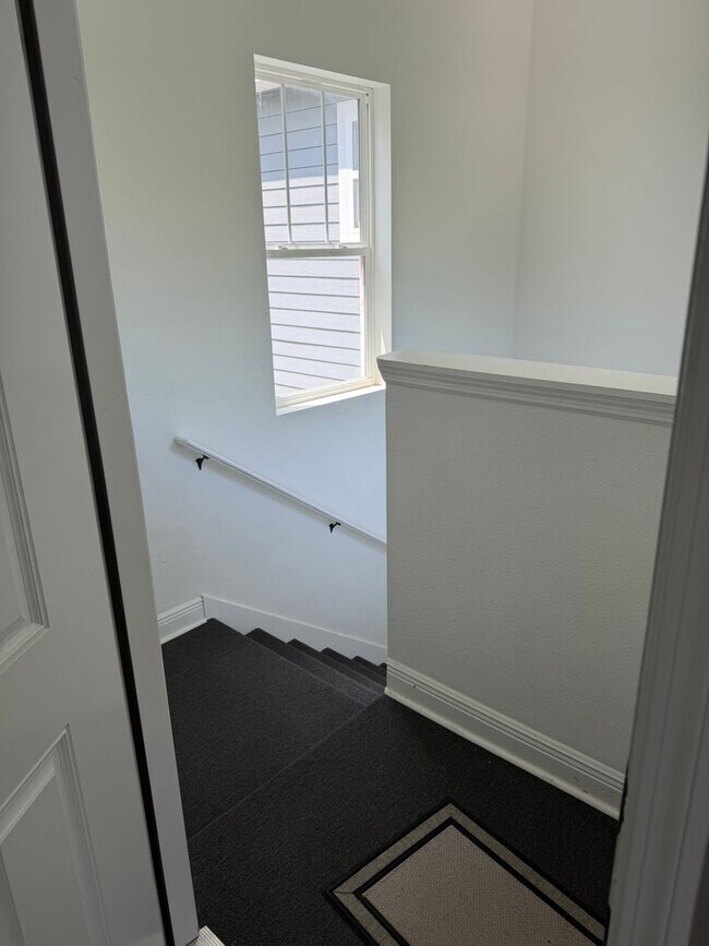 Building Photo - 1/1 APARTMENT BY DOAK CAMPBELL WITH SMALL YARD