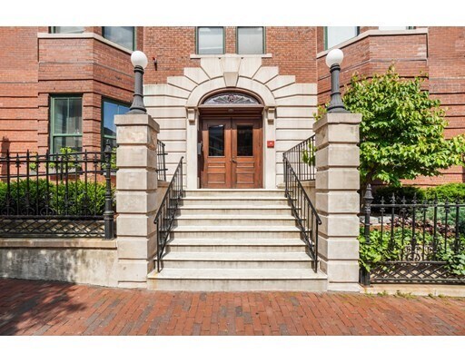 Building Photo - 75 Clarendon St