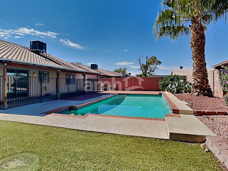 Building Photo - 8508 W Hazelwood St