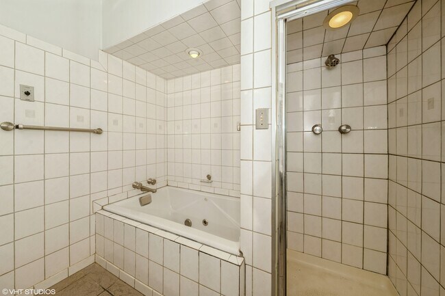 Building Photo - 6815 S Crandon Ave