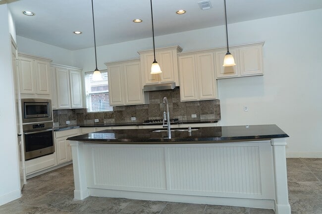 Building Photo - 9230 Hernshead Ln