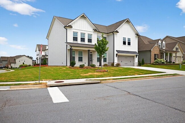 Building Photo - 4407 Silver Oak Dr SW