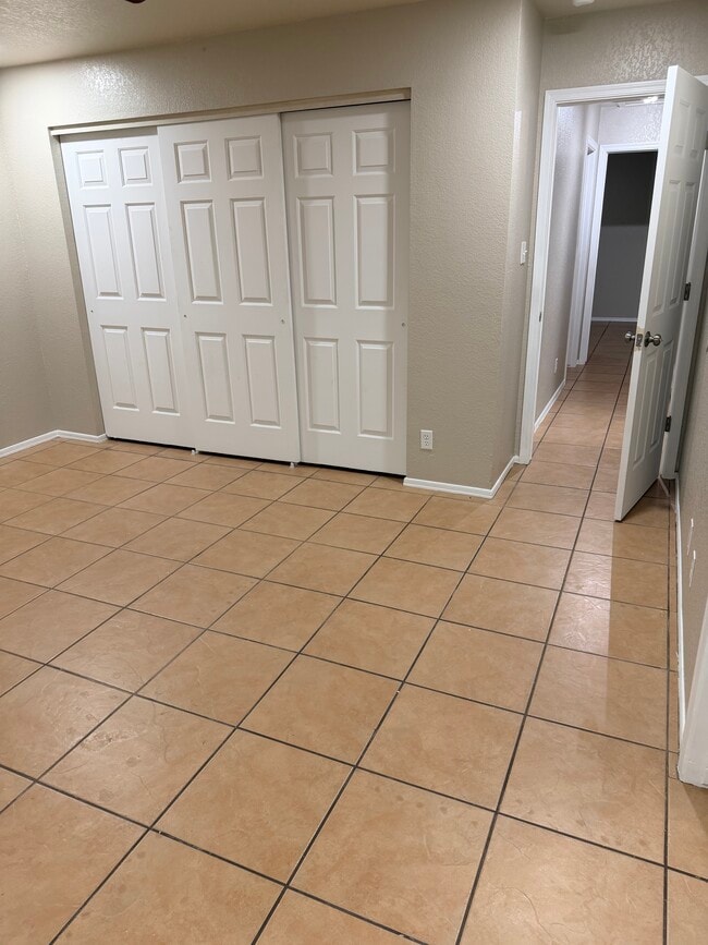 Building Photo - 6233 E 40th Ln