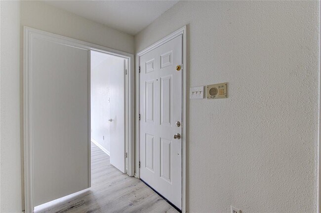 Building Photo - 2121 El Paseo St